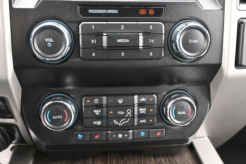 Ford Super Duty F-250 SRW Vehicle Full-screen Gallery Image 12