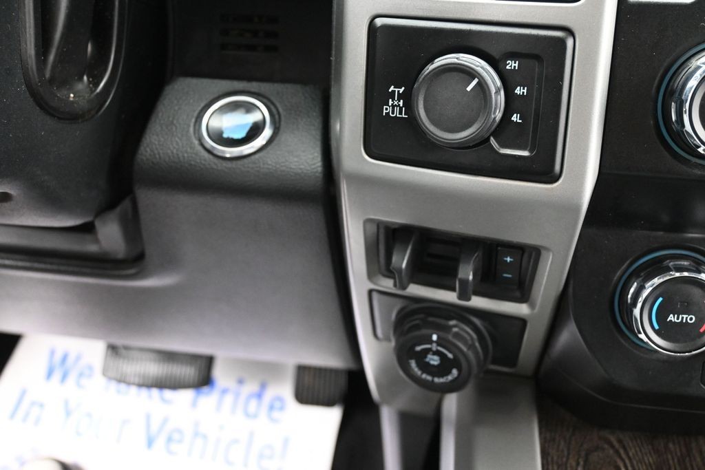 Ford Super Duty F-250 SRW Vehicle Full-screen Gallery Image 13