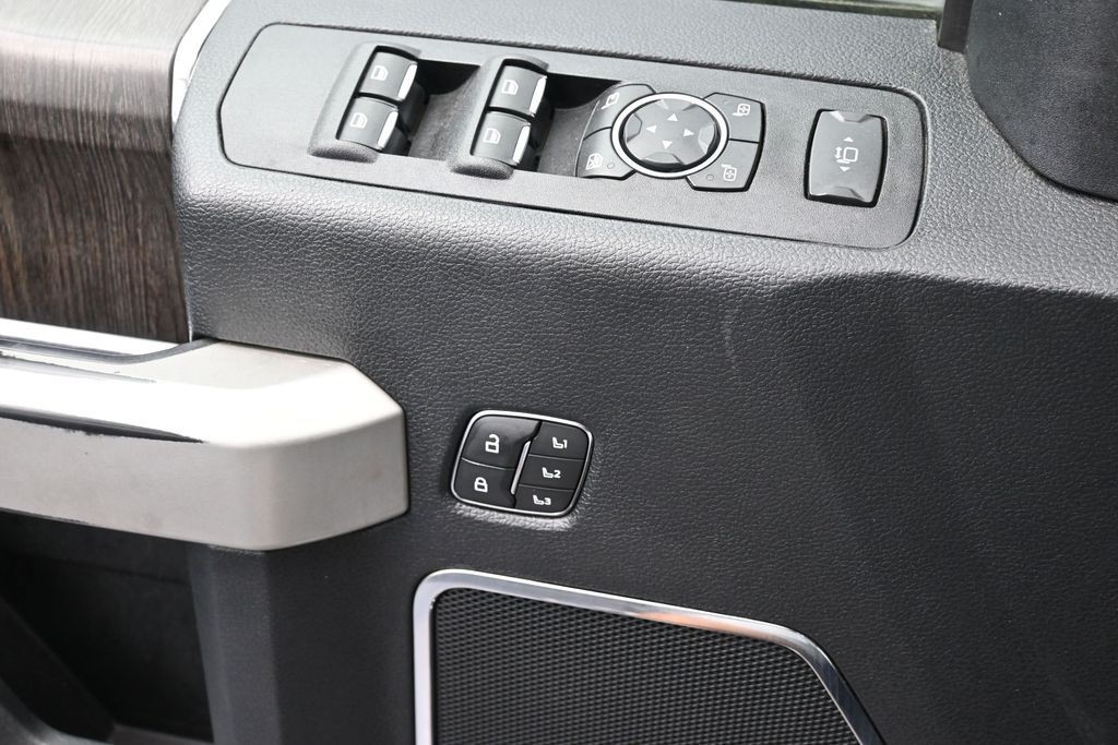 Ford Super Duty F-250 SRW Vehicle Full-screen Gallery Image 15
