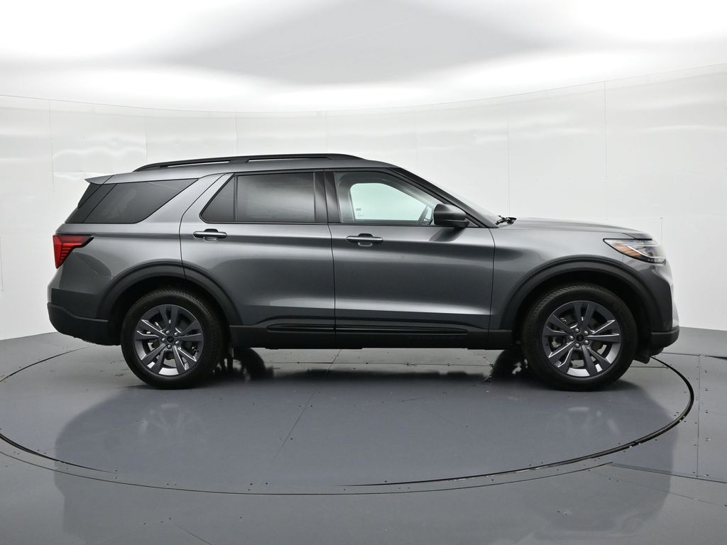 Ford Explorer Vehicle Full-screen Gallery Image 5