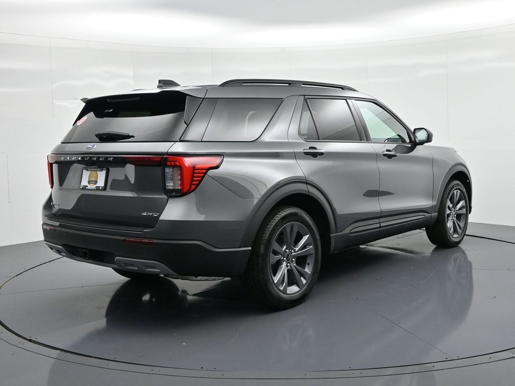 Ford Explorer Vehicle Full-screen Gallery Image 6
