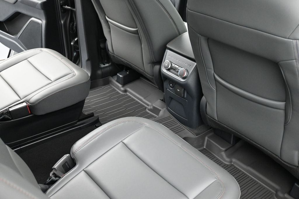 Ford Explorer Vehicle Full-screen Gallery Image 10