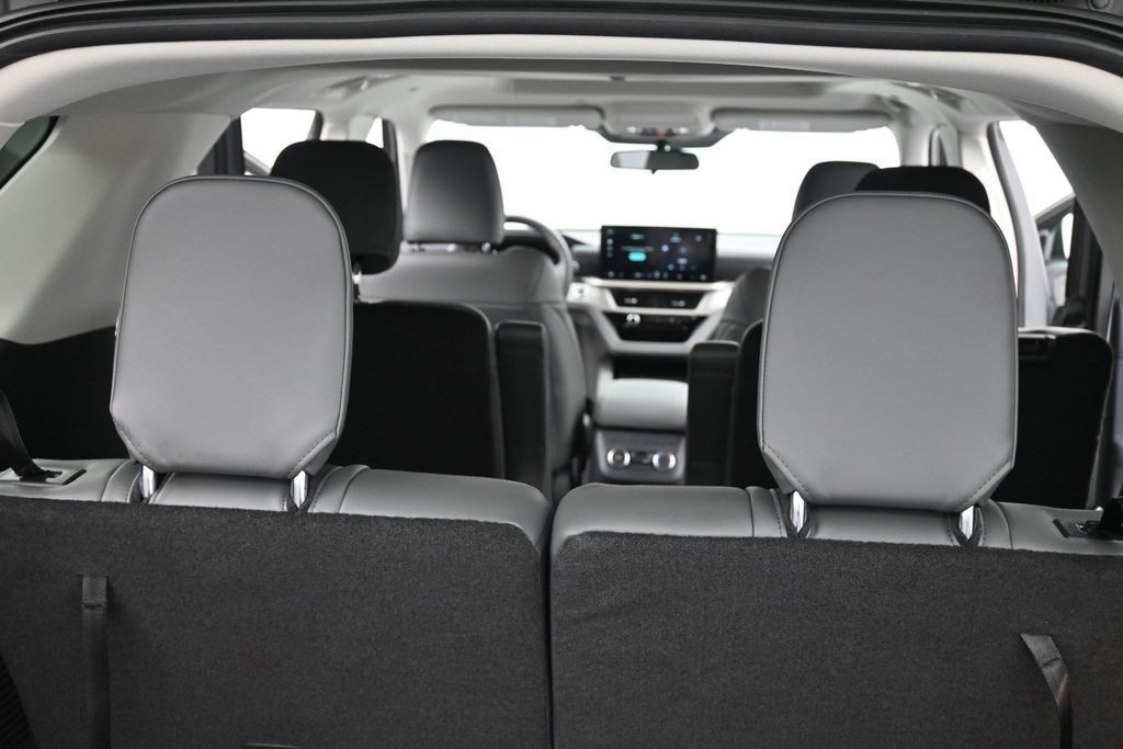 Ford Explorer Vehicle Full-screen Gallery Image 11