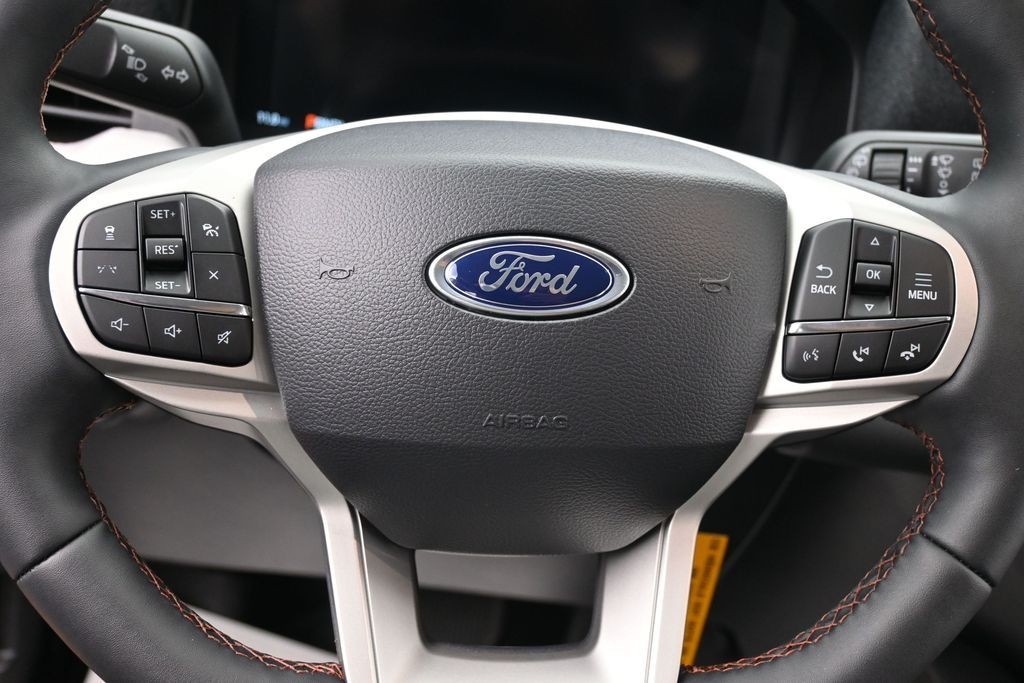 Ford Explorer Vehicle Full-screen Gallery Image 15