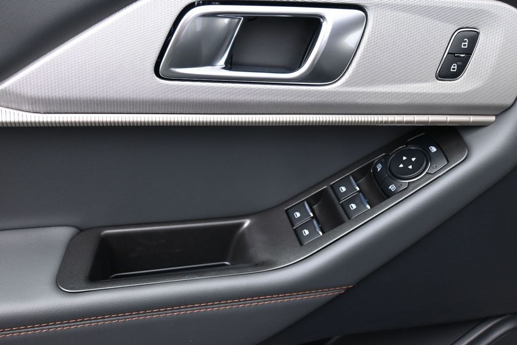 Ford Explorer Vehicle Full-screen Gallery Image 16