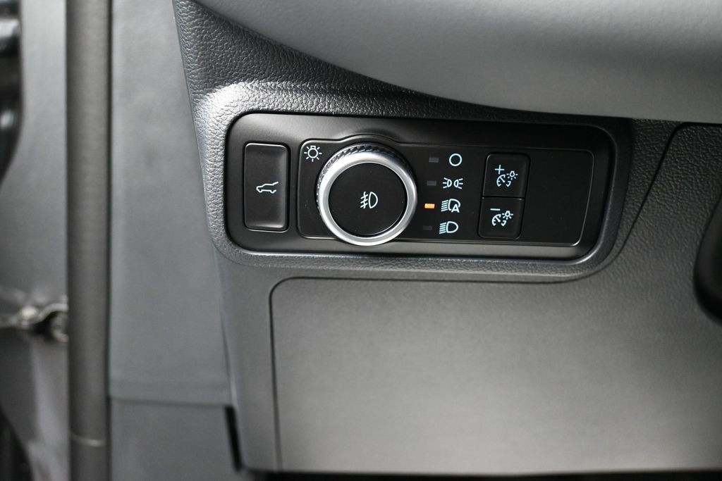 Ford Explorer Vehicle Full-screen Gallery Image 17