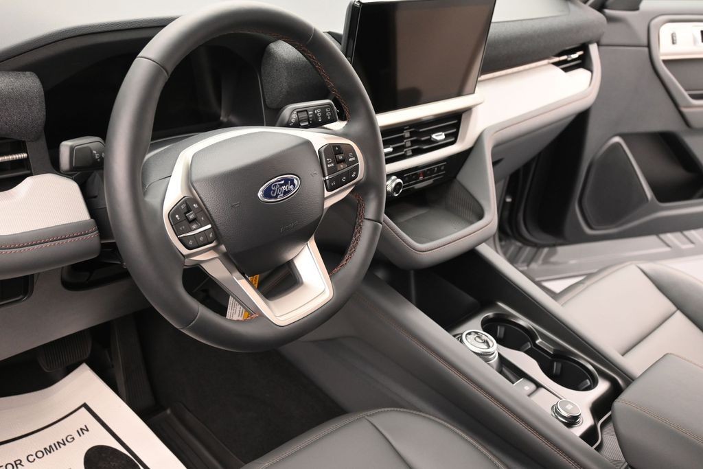 Ford Explorer Vehicle Full-screen Gallery Image 18