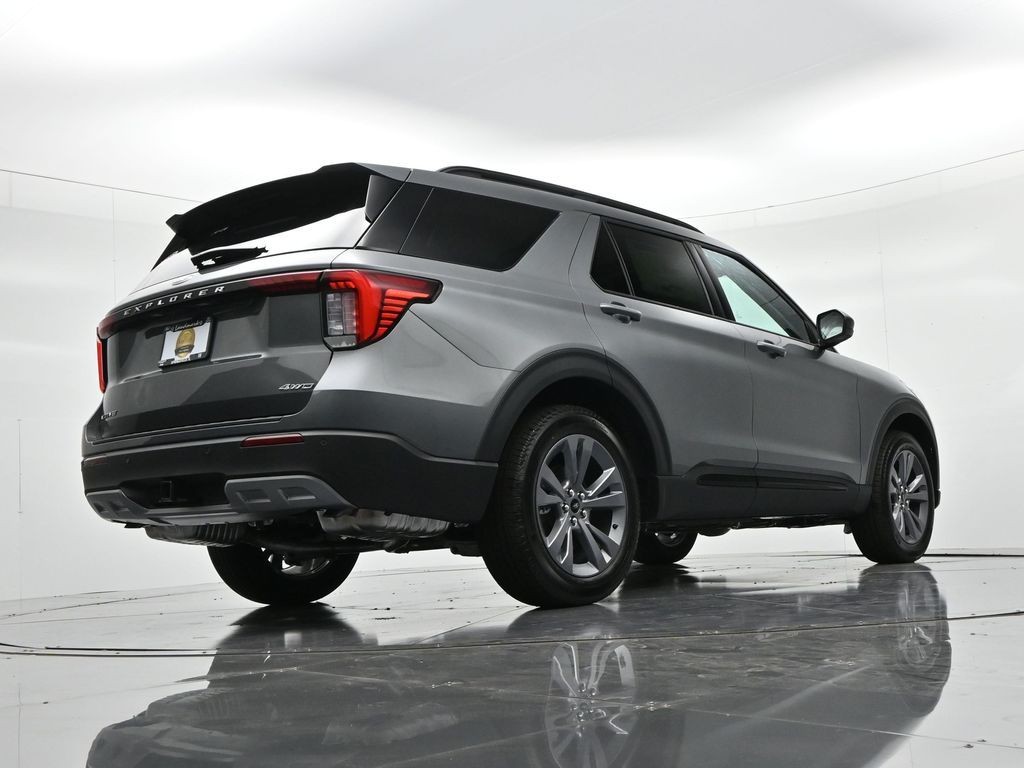 Ford Explorer Vehicle Full-screen Gallery Image 25