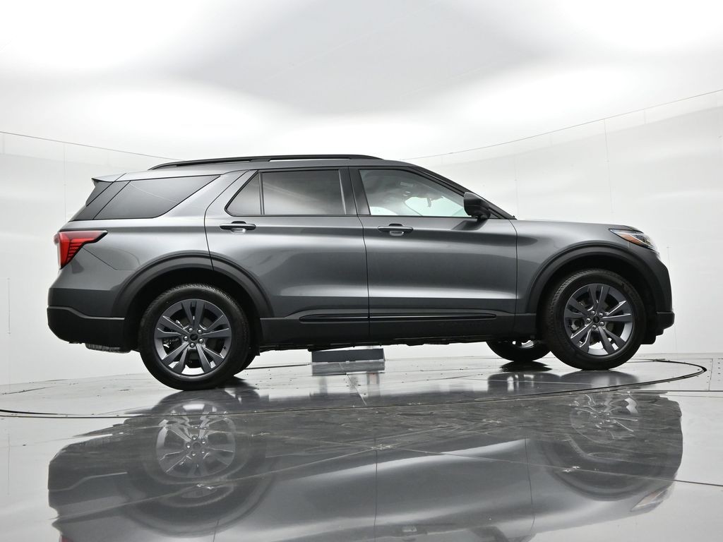 Ford Explorer Vehicle Full-screen Gallery Image 26