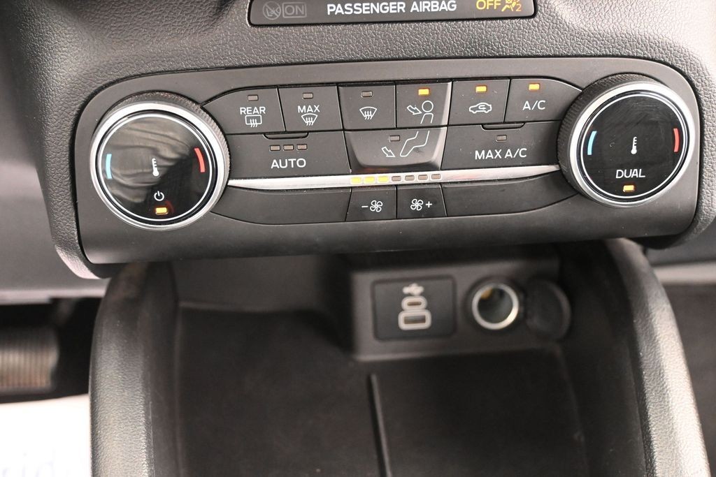 Ford Escape Vehicle Full-screen Gallery Image 11