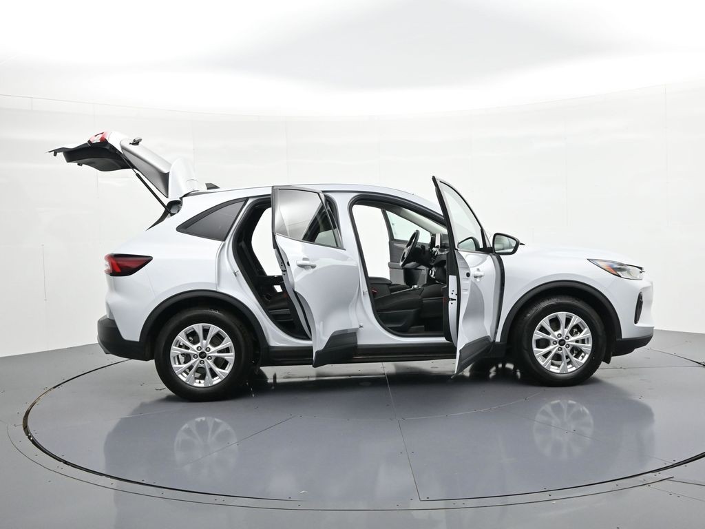 Ford Escape Vehicle Full-screen Gallery Image 23