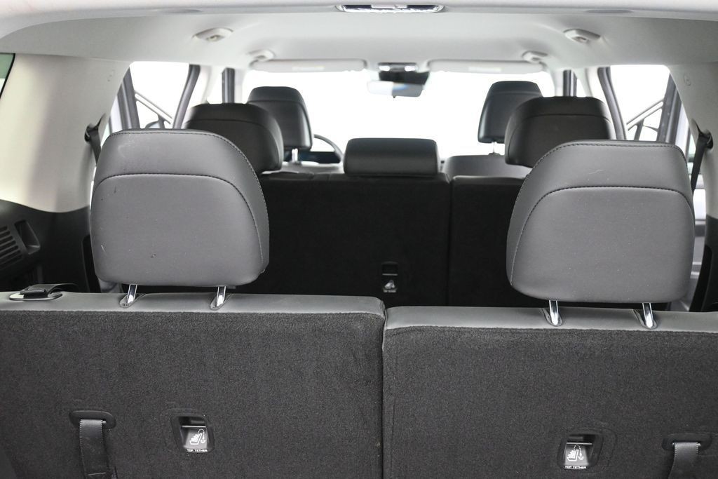 Hyundai Santa Fe Vehicle Full-screen Gallery Image 11