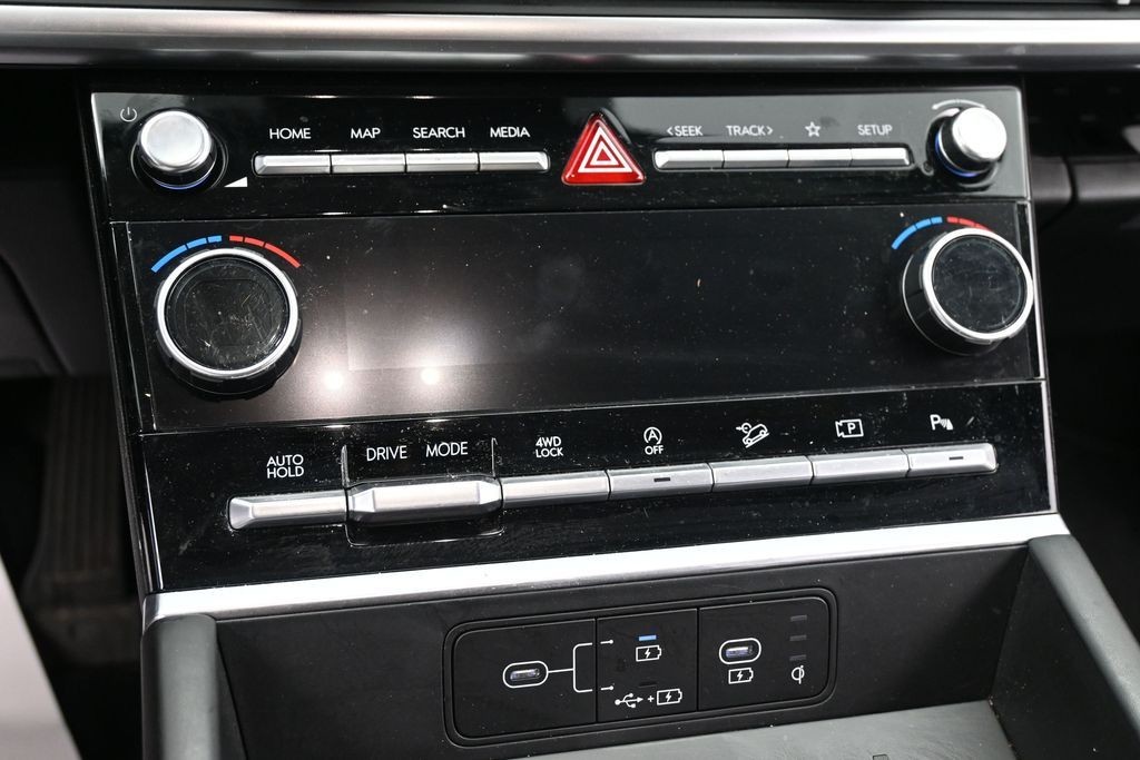 Hyundai Santa Fe Vehicle Full-screen Gallery Image 13