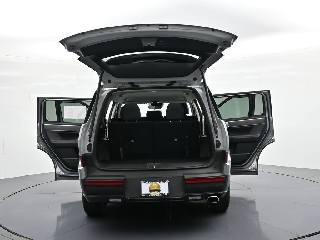 Hyundai Santa Fe Vehicle Full-screen Gallery Image 27