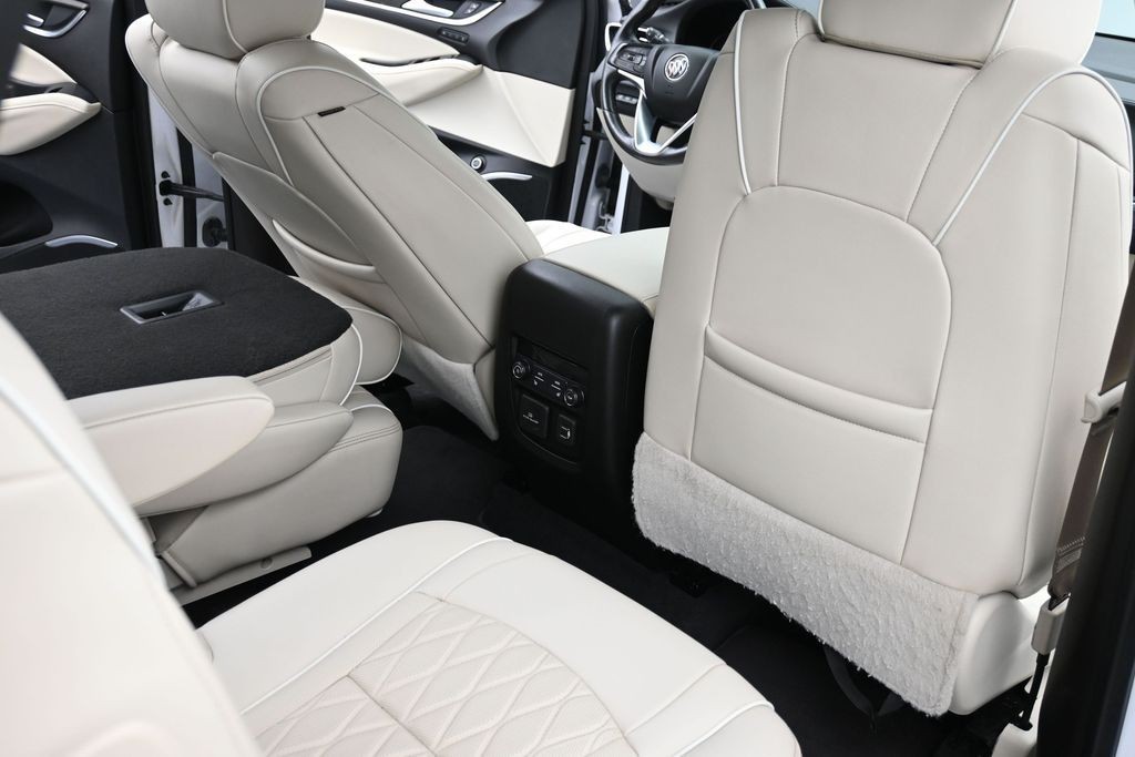 Buick Enclave Vehicle Full-screen Gallery Image 10