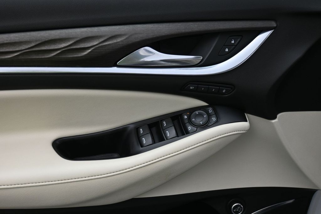 Buick Enclave Vehicle Full-screen Gallery Image 11