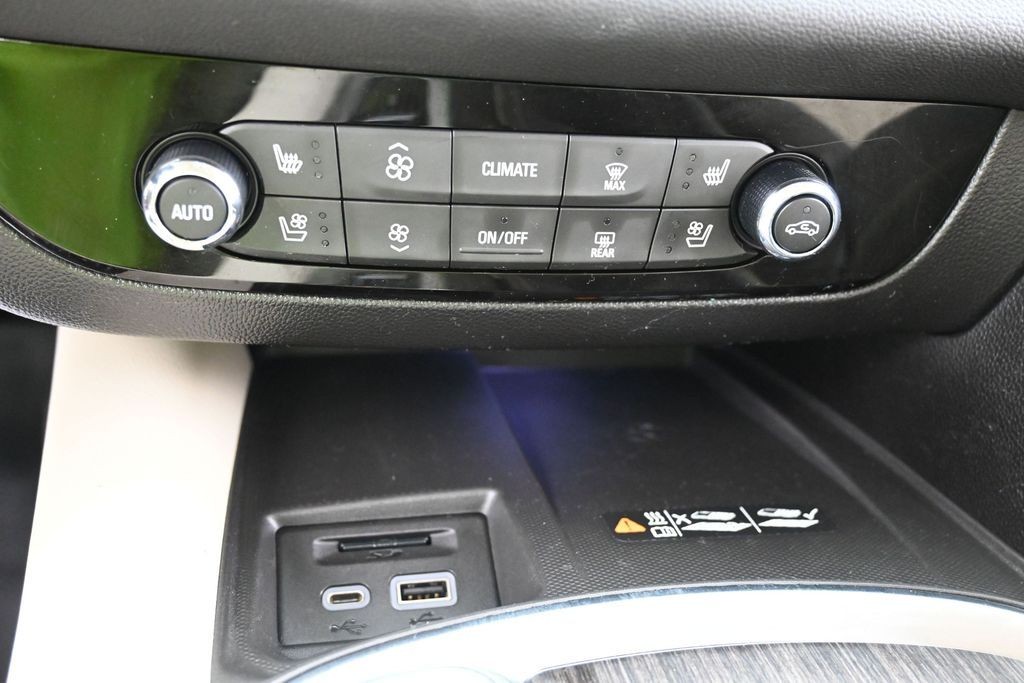 Buick Enclave Vehicle Full-screen Gallery Image 14