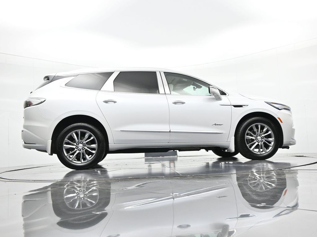 Buick Enclave Vehicle Full-screen Gallery Image 25