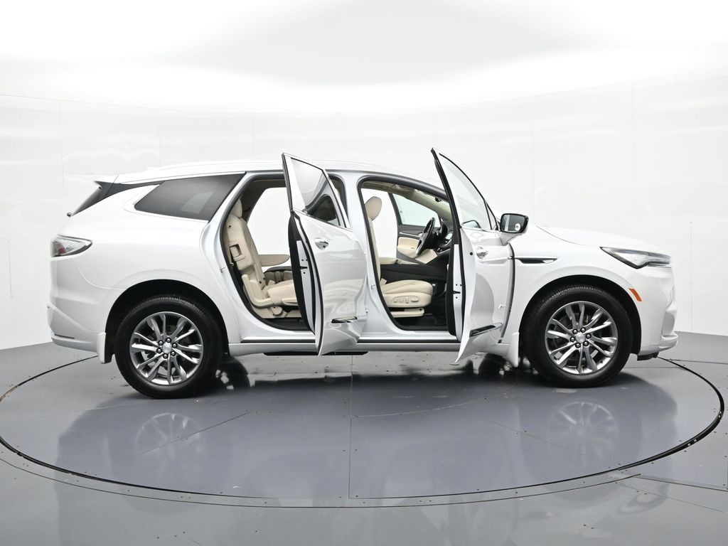 Buick Enclave Vehicle Full-screen Gallery Image 26