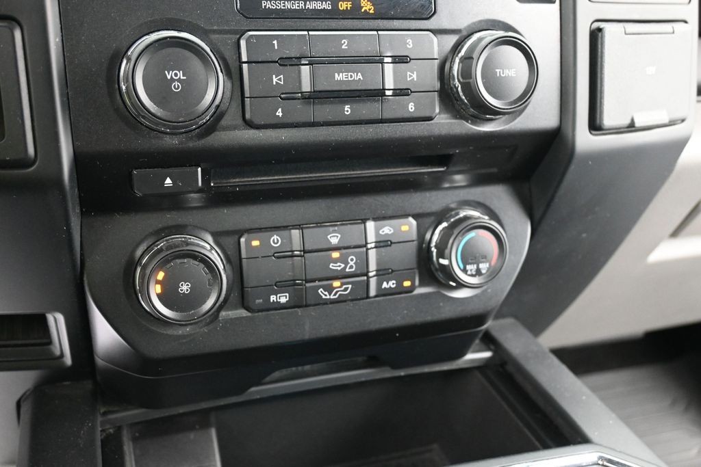 Ford F-150 Vehicle Full-screen Gallery Image 11