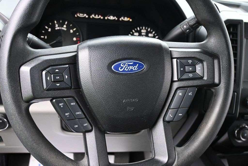 Ford F-150 Vehicle Full-screen Gallery Image 12