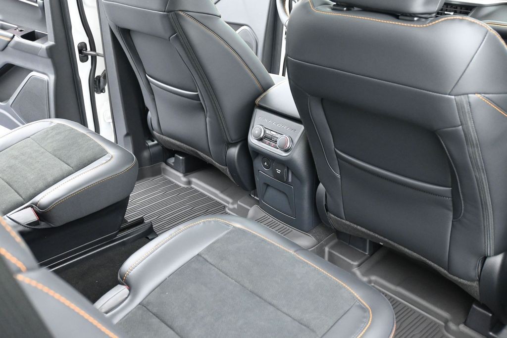 Ford Explorer Vehicle Full-screen Gallery Image 10