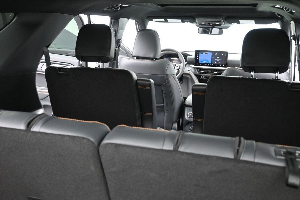 Ford Explorer Vehicle Full-screen Gallery Image 11