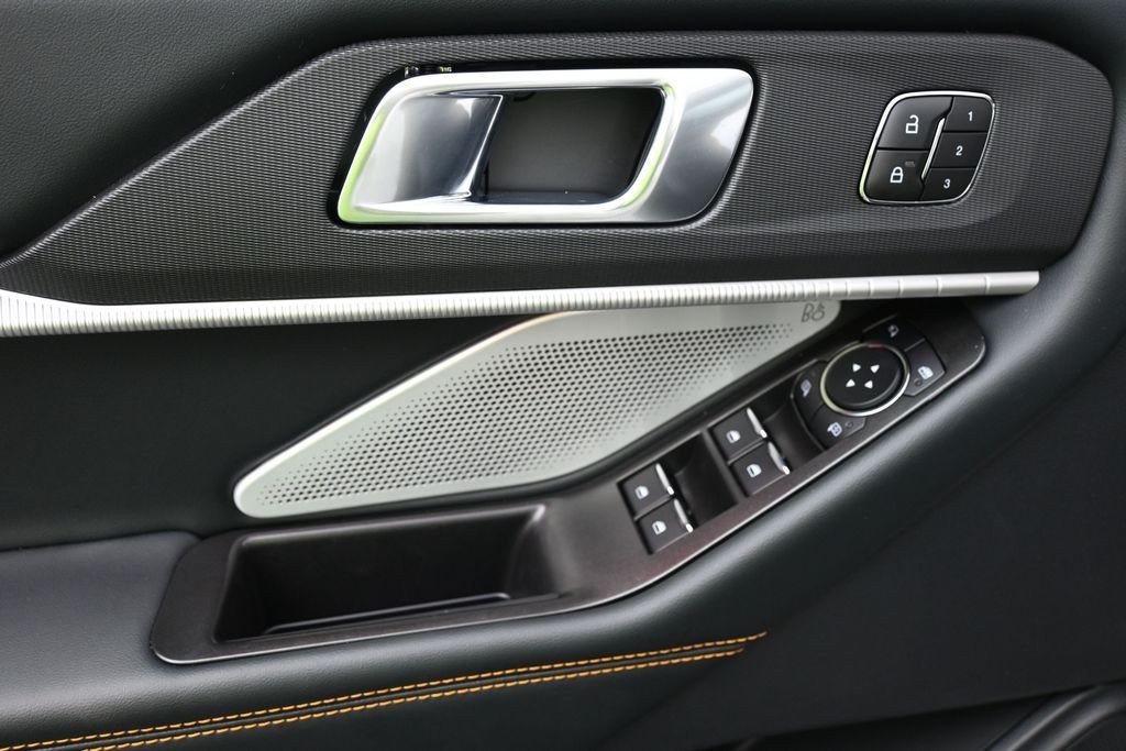 Ford Explorer Vehicle Full-screen Gallery Image 12