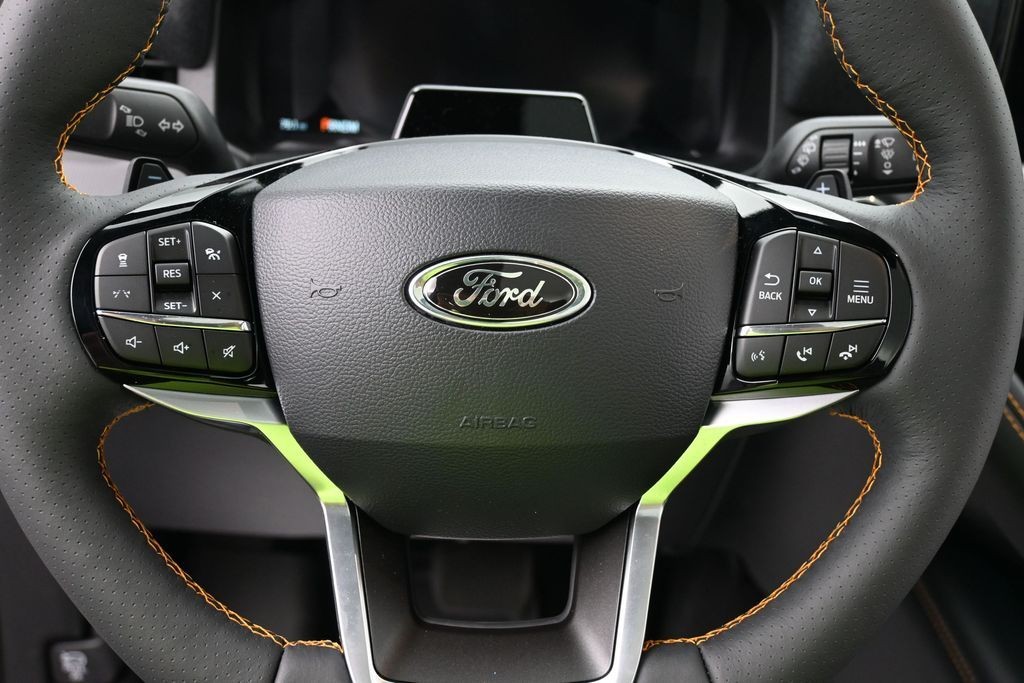 Ford Explorer Vehicle Full-screen Gallery Image 16