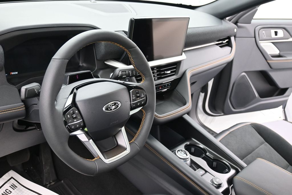 Ford Explorer Vehicle Full-screen Gallery Image 17