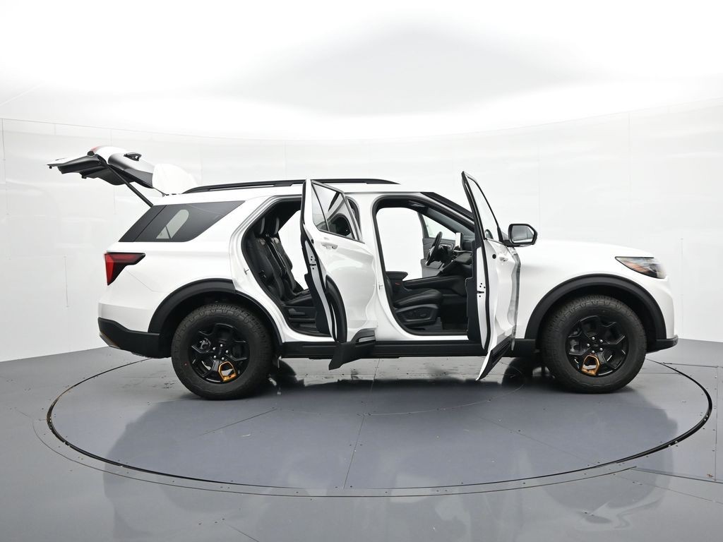 Ford Explorer Vehicle Full-screen Gallery Image 26