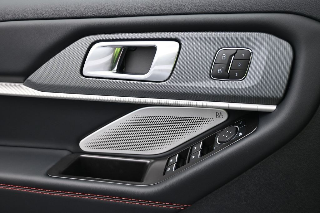 Ford Explorer Vehicle Full-screen Gallery Image 14