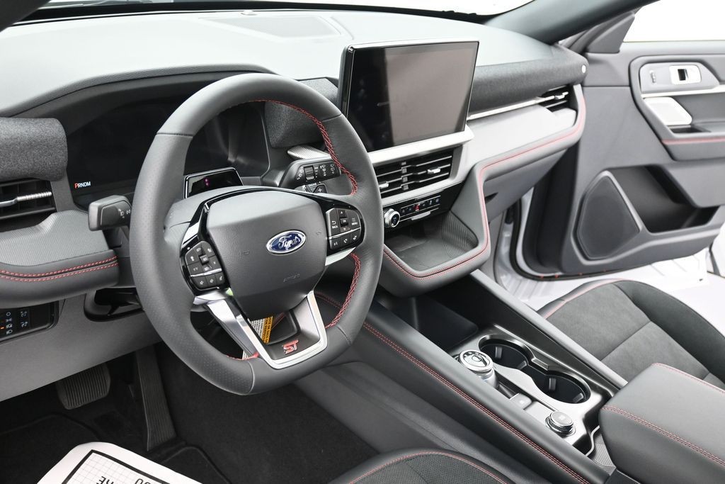 Ford Explorer Vehicle Full-screen Gallery Image 15