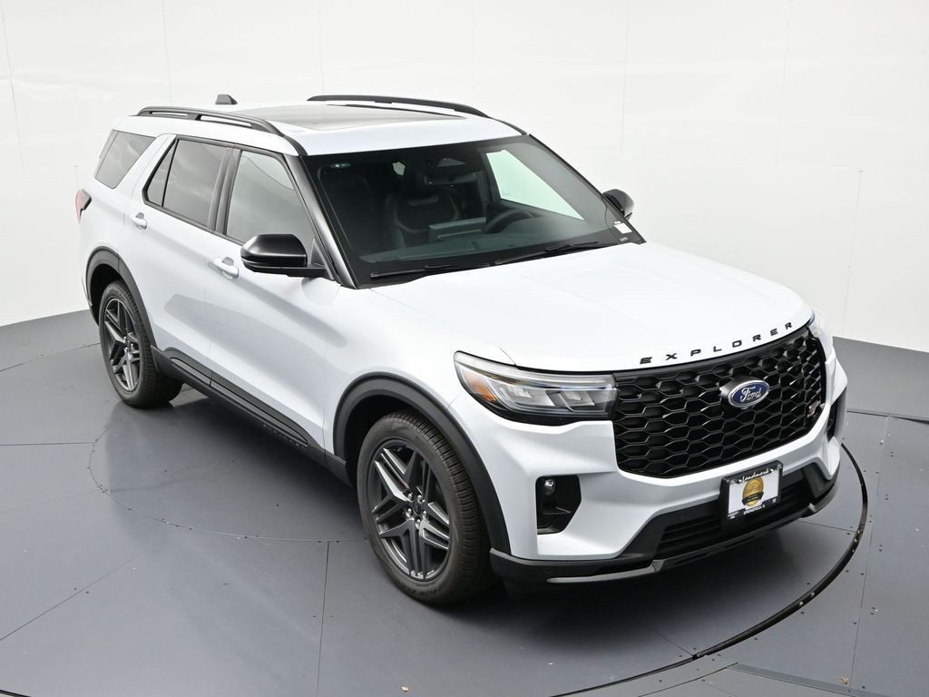 Ford Explorer Vehicle Full-screen Gallery Image 16