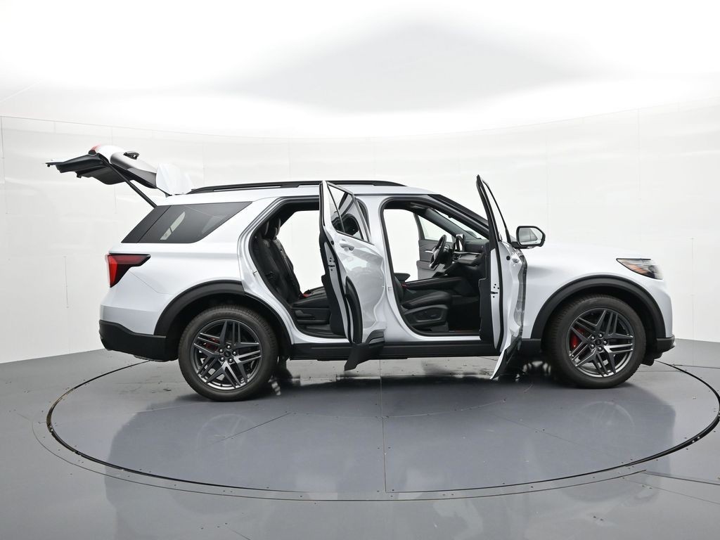 Ford Explorer Vehicle Full-screen Gallery Image 24