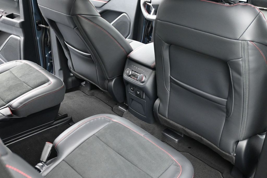 Ford Explorer Vehicle Full-screen Gallery Image 10