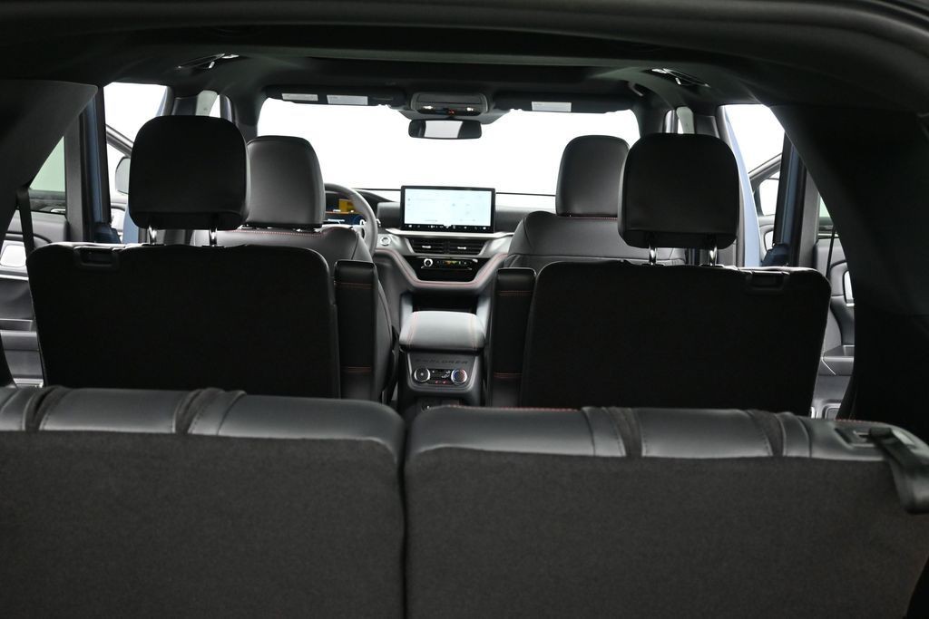 Ford Explorer Vehicle Full-screen Gallery Image 11