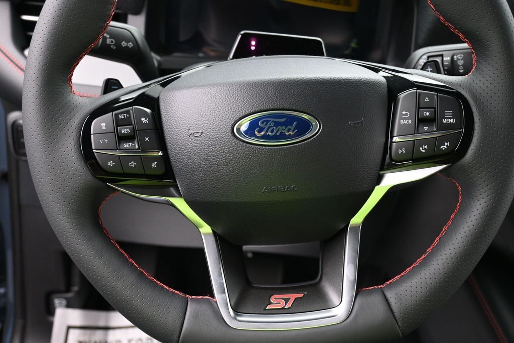 Ford Explorer Vehicle Full-screen Gallery Image 15