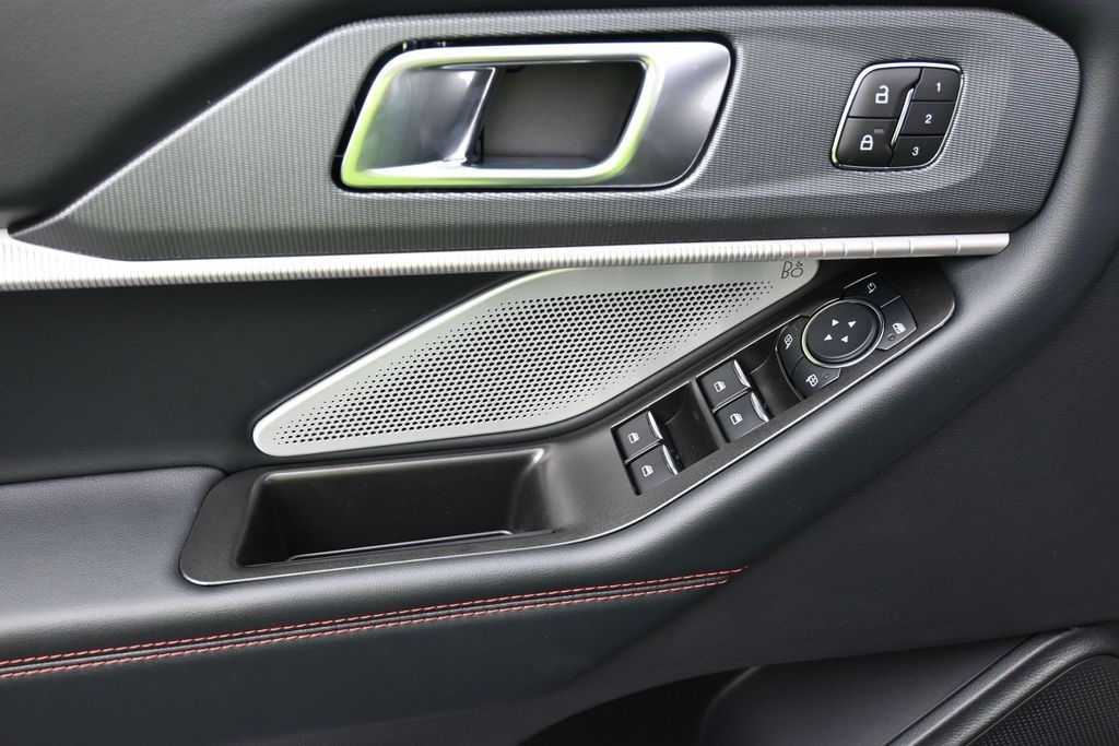 Ford Explorer Vehicle Full-screen Gallery Image 16