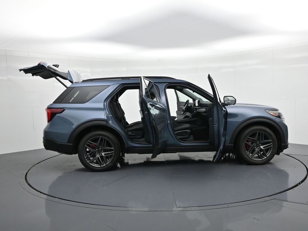Ford Explorer Vehicle Full-screen Gallery Image 26