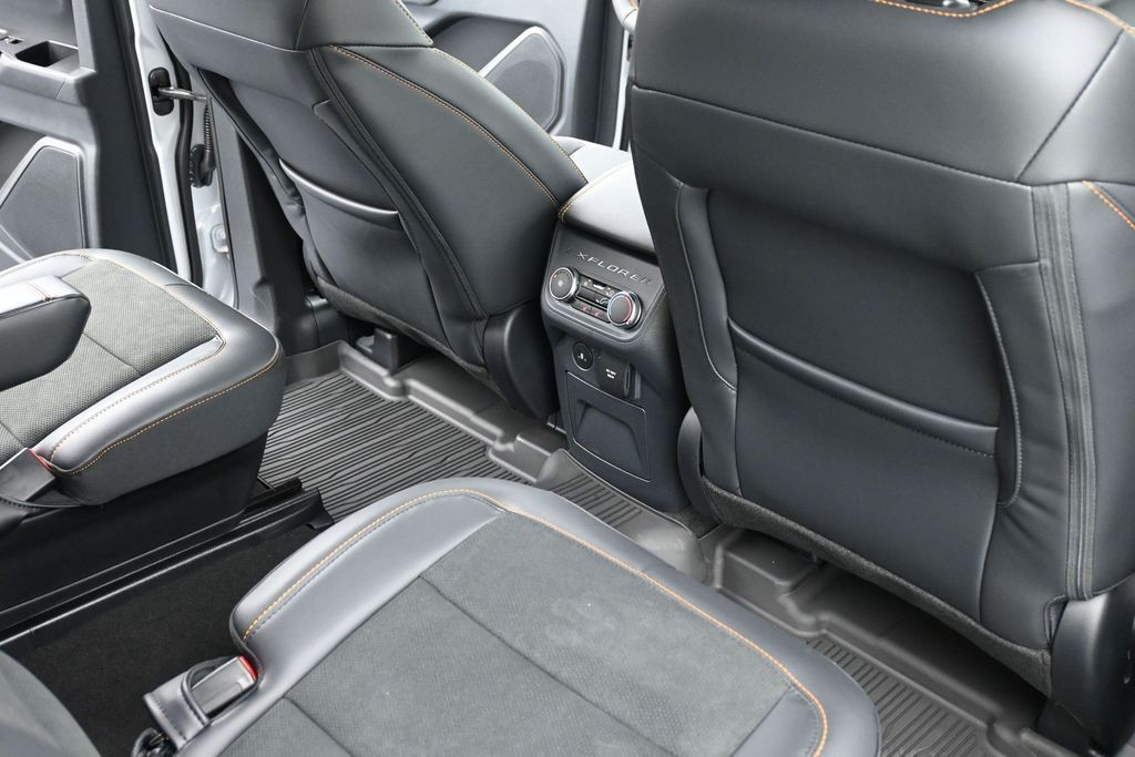 Ford Explorer Vehicle Full-screen Gallery Image 10