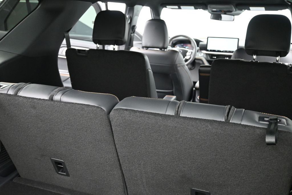 Ford Explorer Vehicle Full-screen Gallery Image 11