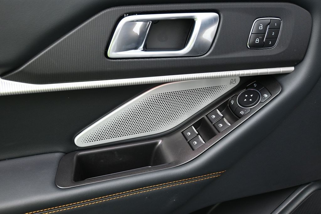 Ford Explorer Vehicle Full-screen Gallery Image 12