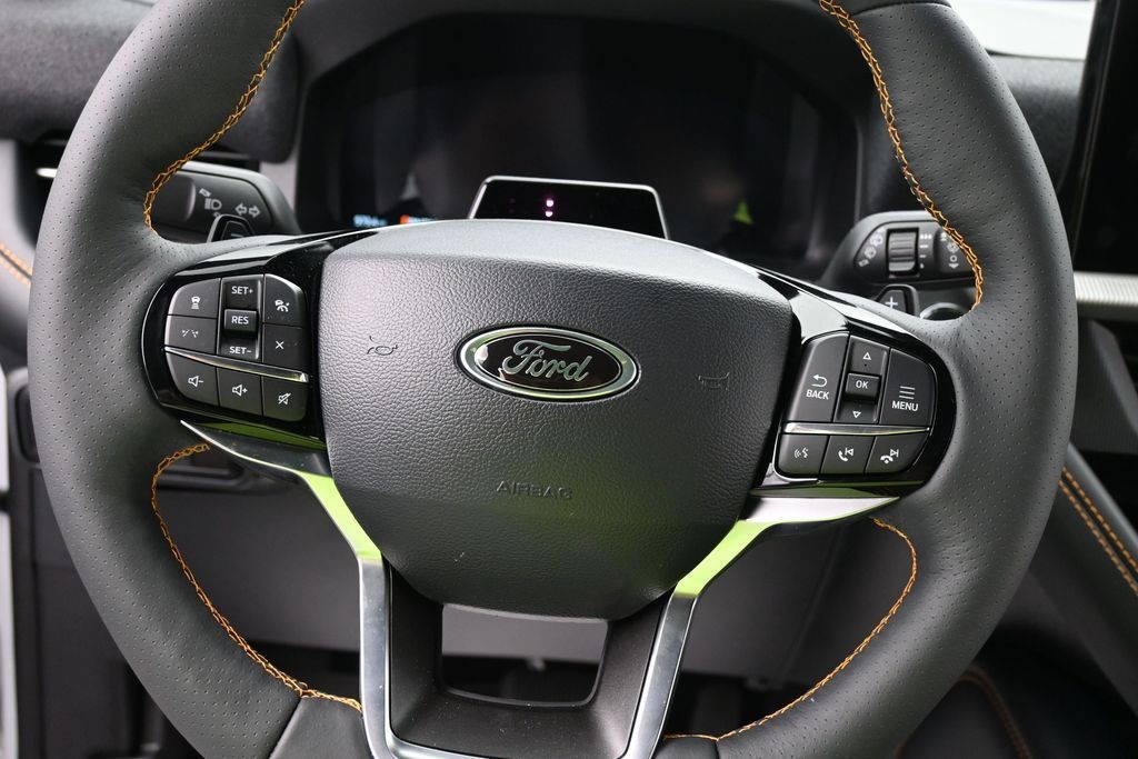 Ford Explorer Vehicle Full-screen Gallery Image 16