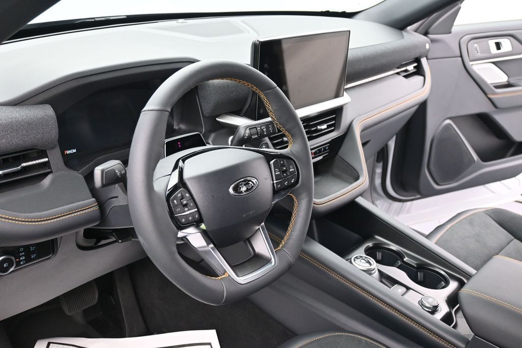 Ford Explorer Vehicle Full-screen Gallery Image 17