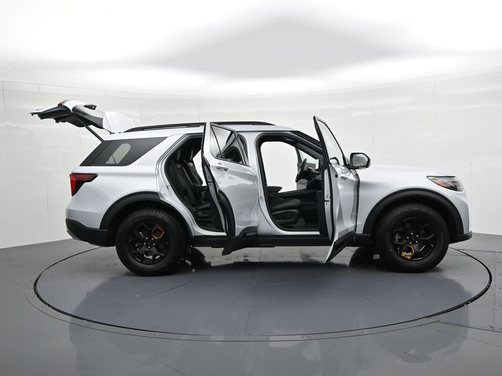 Ford Explorer Vehicle Full-screen Gallery Image 26