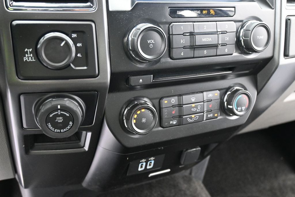 Ford F-150 Vehicle Full-screen Gallery Image 11