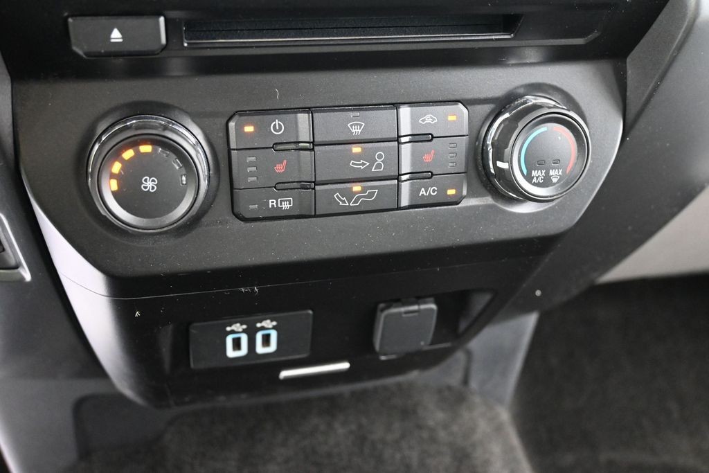 Ford F-150 Vehicle Full-screen Gallery Image 12