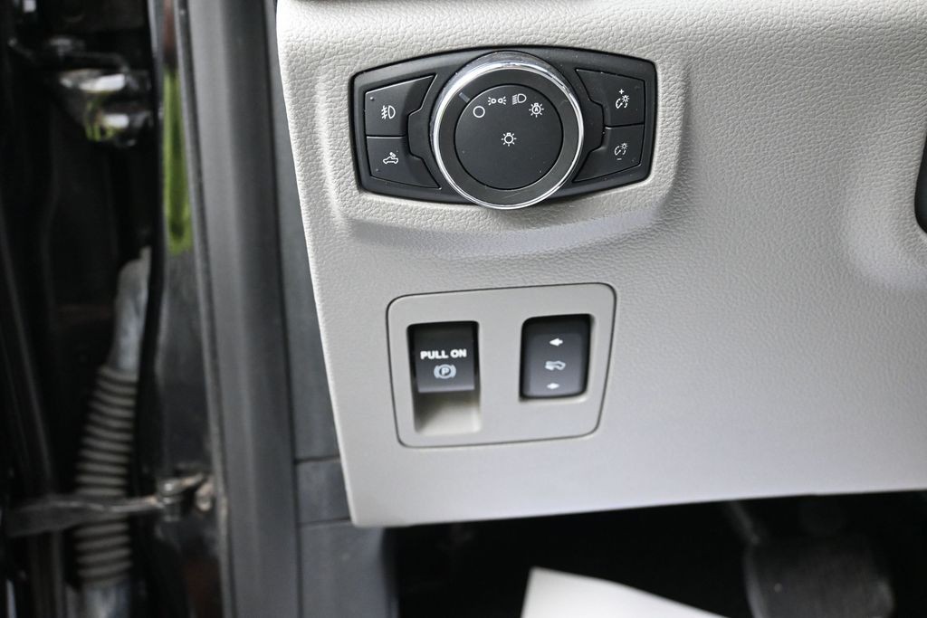 Ford F-150 Vehicle Full-screen Gallery Image 15