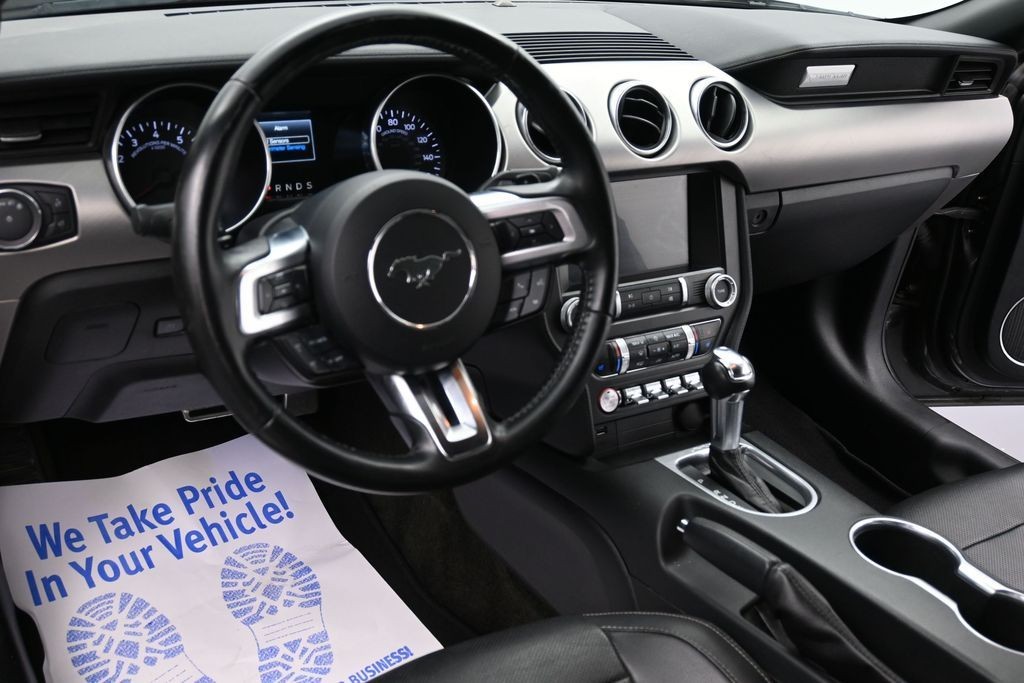 Ford Mustang Vehicle Full-screen Gallery Image 14